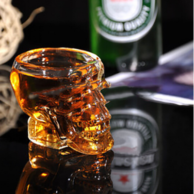 A new 125ml transparent whisky beer glassware skull bottle with a capacity of 125ml